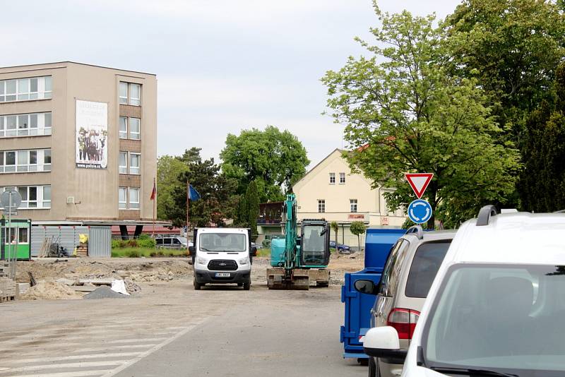 Práce na stavbě druhého kruhového objezdu už 10 dnů stojí.