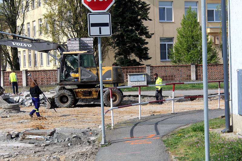 Práce na kruhovém objezdu u Hudebního klubu Mlejn v Nymburce zpomalily.