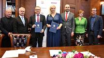 Dokument „Memorandum o spolupráci mezi Středočeským krajem a Ministerstvem kultury ČR za účelem zpřístupnění chaty Bohumila Hrabala v Kersku byl podepsán 13. října 2021.