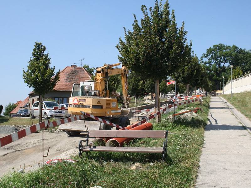 Při pracích v Zámecké ulici v Lysé nad Labem našli dělníci keramické kousky.