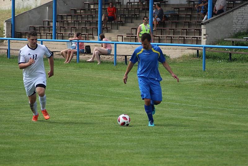 Z fotbalového utkání I.B třídy Sadská - Uhlířské Janovice (2:0)