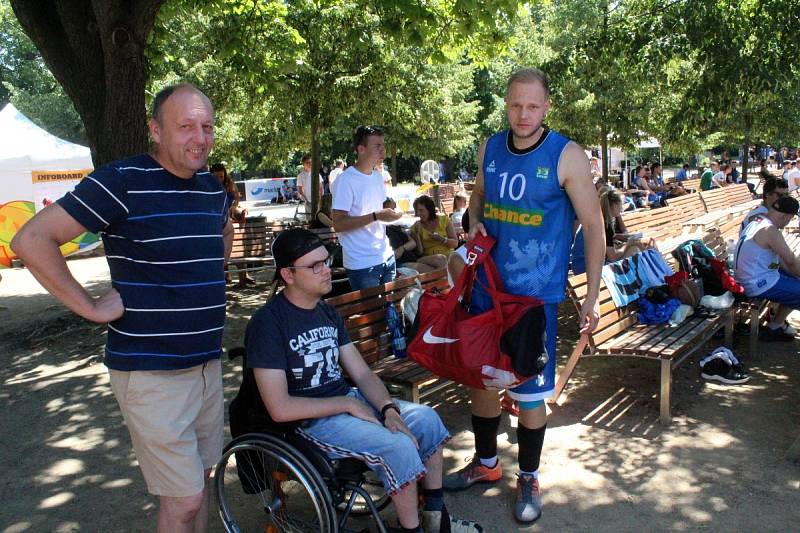 Mezinárodní turnaj v basketu tři na tři se hrál na poděbradské kolonádě.