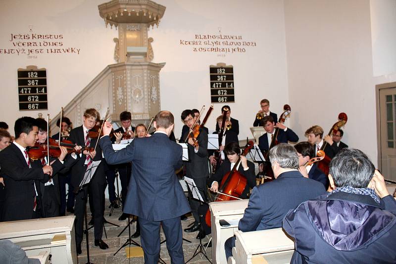 Koncert anglických hudebníků ledoval zaplněný evangelický kostel.