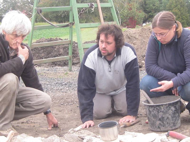 Archeologové (zleva Peter Baxa, Jan Mařík a Petra Maříková) při výzkumu na libickém hradisku.