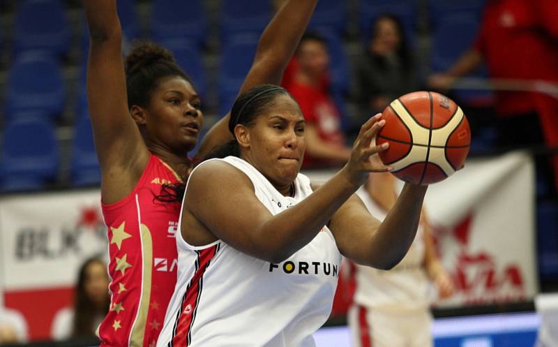 Basketbalistky Nymburka (v bílém) porazily na své palubovce pražskou Slavii.