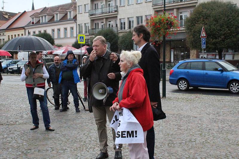 Další demonstraci proti výrobě zinkovny AZOS na nymburském Zálabí svolali členové spolku Permanent, který od začátku bojuje proti zinkovně.