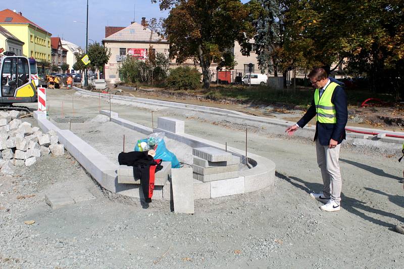 Na kruhovém objezdu v současné době probíhá především dláždění. A to jak jeho vnitřní části, tak přilehlých chodníků.