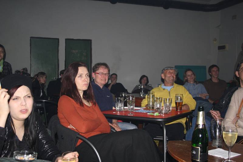 Čtení Milana Kozelky a dalších básníků v kavárně U Strejčka