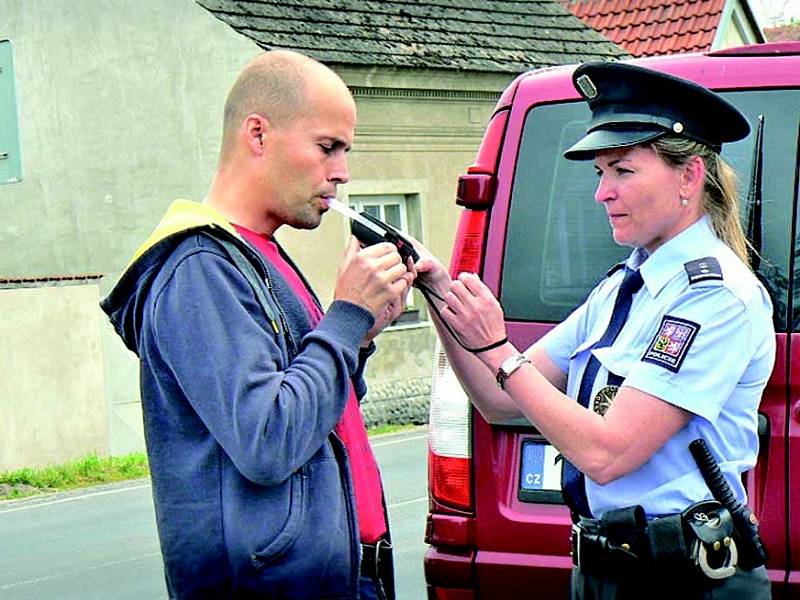 Řidiči mohou v těchto dnech očekávat policejní kontroly doslova na každém rohu.