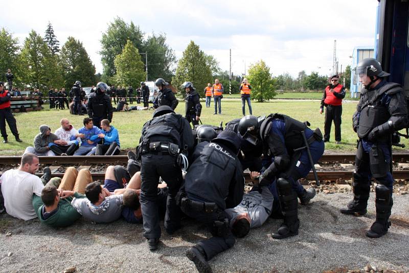 Mezinárodní policejní cvičení Railex 2017 se konalo uplynulé dva dny v nymburském železničním depu.