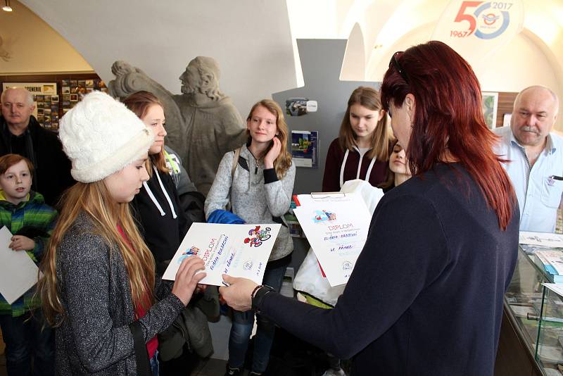 Nejlepší školáci byli oceněni za díla do literárně výtvarné soutěže na téma bezpečnosti.