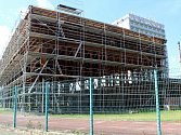 Práce na rekonstrukci nymburské sportovní haly Bios se po dvou letech opět rozjíždějí.