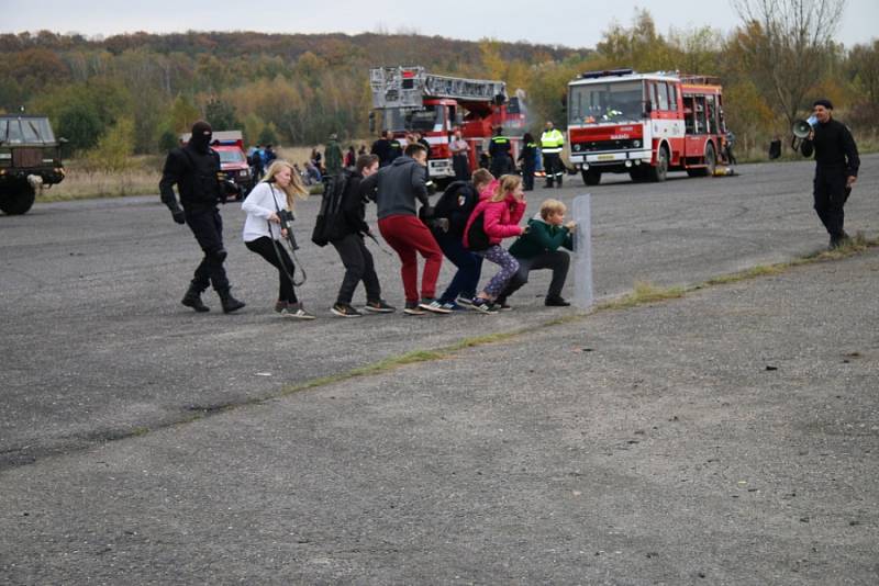 Na branném dnu v bývalém vojenském prostoru u Milovic se představili policisté, hasiči i záchranka. 