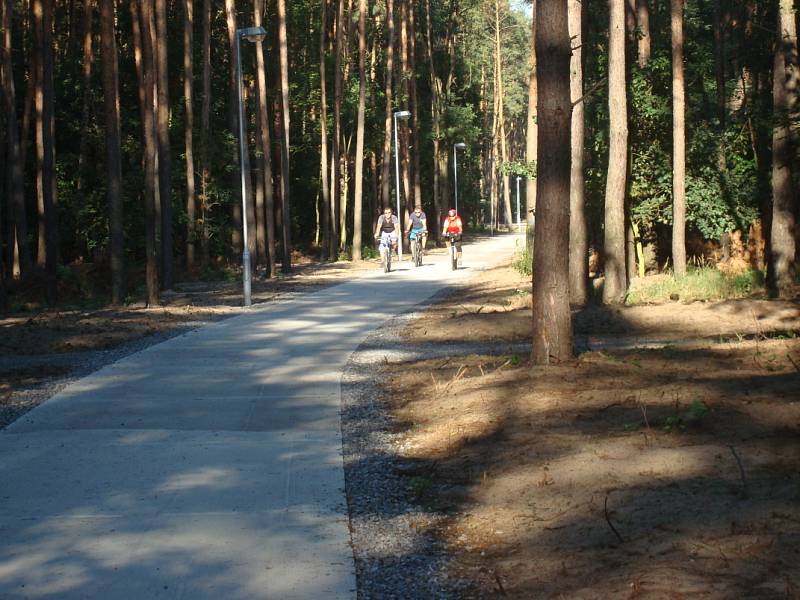 Nová téměř dva kilometry dlouhá cyklostezka začíná u hřiště v Kostelní Lhotě a končí u odbočky na Hořátev v Pískové Lhotě.