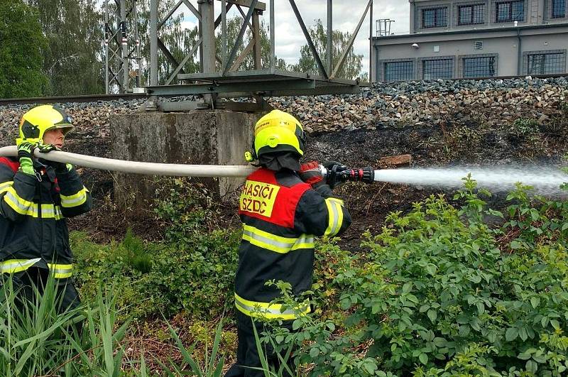 Také nymburští drážní hasiči likvidovali požár u kolejiště.