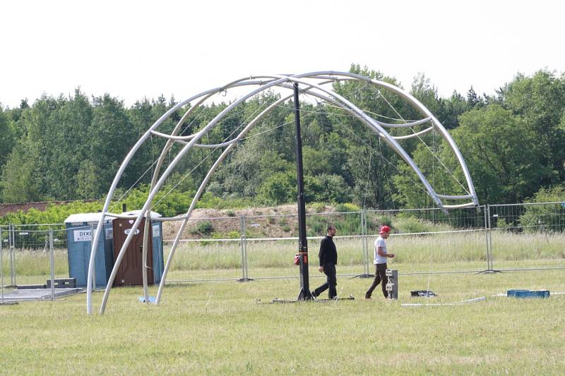 Přípravy na první festival sezony Votvírák v Milovicích vyvrcholily ve čtvrtek.