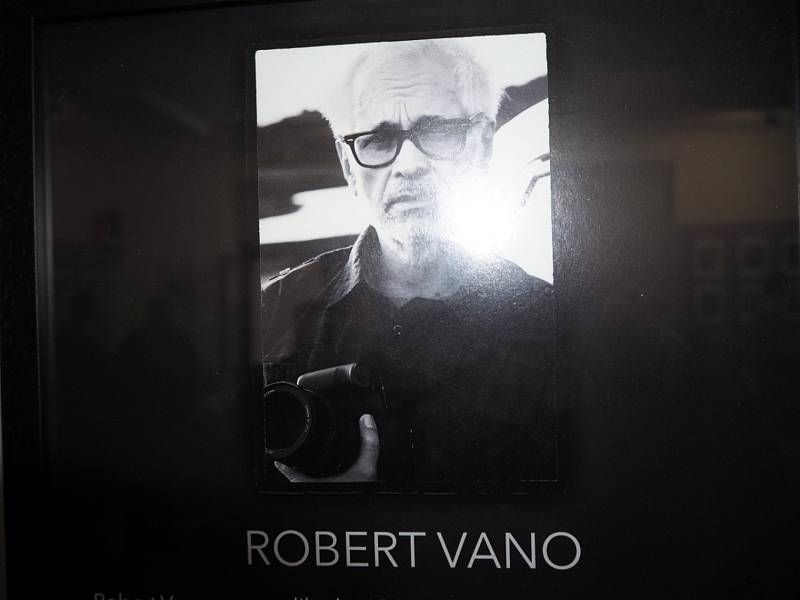 Hned dvě výstavy se dočkaly svého otevření v poděbradském Polabském muzeu. Jednak se s ukázkami ze své tvorby představuje mezinárodně proslulý fotograf Robert Vano. Neméně zajímavá je pak expozice nazvaná Světla a svítidla.