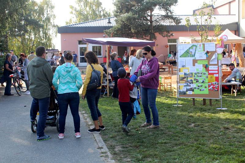 Řemeslný jarmark v zahradě Mateřské školy Větrník a beseda investigativního novináře a spisovatele Jaroslava Kmenty.