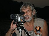 Záhadolog Ivan Mackerle za kamerou.