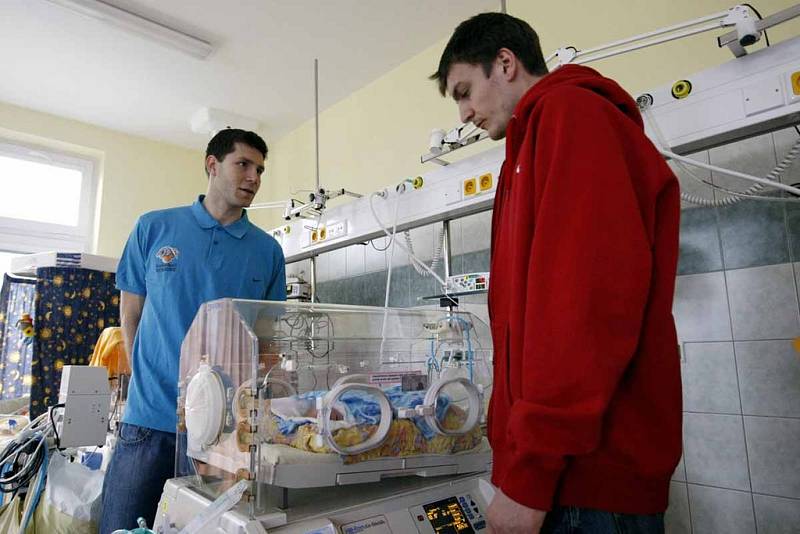 Nymburští basketbalisté navštívili pardubickou nemocnici.