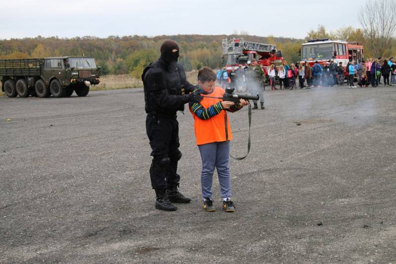 Na branném dnu v bývalém vojenském prostoru u Milovic se představili policisté, hasiči i záchranka. 