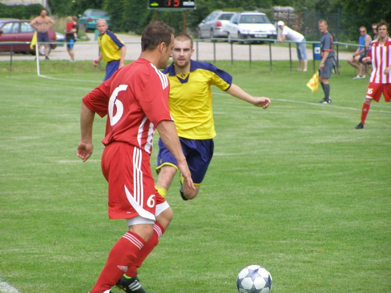 Z okresního derby fotbalové I.B třídy Milovice - Městec Králové (5:0)