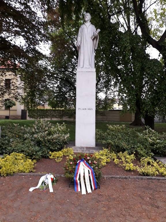Milovníci vojenské historie uspořádali vzpomínkovou jízdu s pietními akty u pomníků padlým hrdinům z květnové revoluce roku 1945.