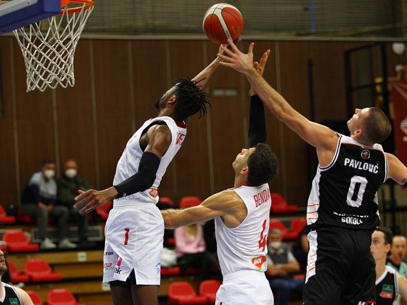 Z basketbalového utkání Kooperativa NBL Nymburk - Hradec Králové (90:71)