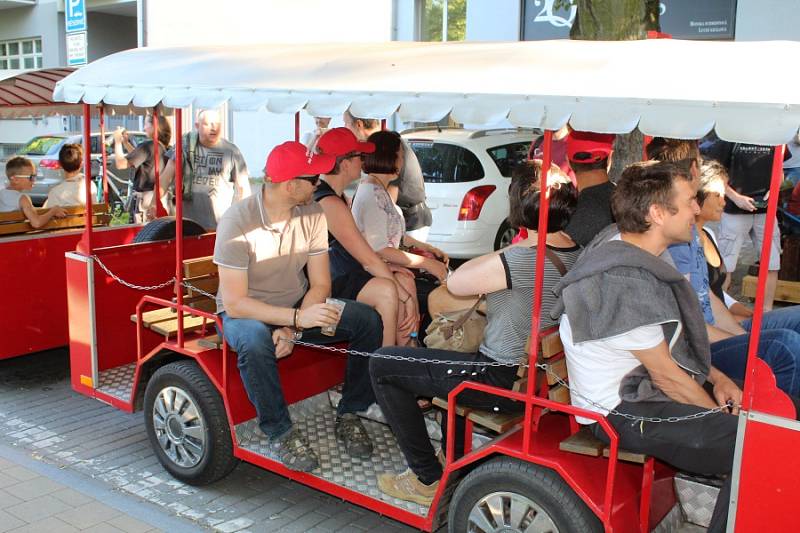 Happeningová akce skupiny Sólový sbor s názvem Tramvaj do Poděbrad pohladila po duši.