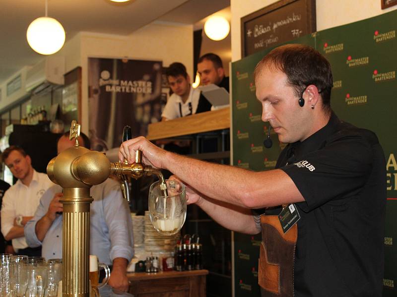 Nejlepší výčepní ze středních Čech soutěžili v Poděbradech v restauraci Náš hostinec o postup do finále soutěže Pilsner Urquell Master Bartender 2017.