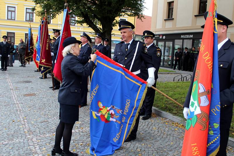 Velká sláva se uskutečnila v sobotu odpoledne na hlavním náměstí v Sadské. Ve zdejší opravené budově bylo otevřeno první důstojné hasičské muzeum v rámci širokého regionu.