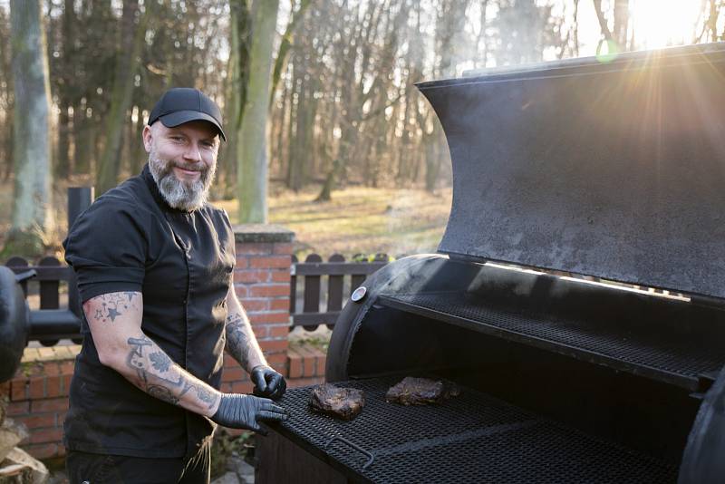 Jakub Parus při natáčení soutěže Souboj restaurací v poděbradské Oboře.