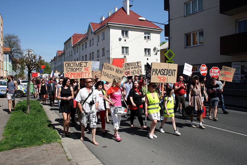 Protesty v Nymburce při jednání sjezdu komunistů a maškarní průvod.