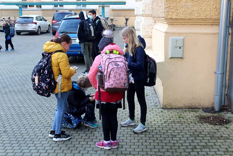 Návrat žáků druhého stupně do školy. Někteří školáci ze ZŠ Tyršova v Nymburce z toho příliš nadšení nebyli.