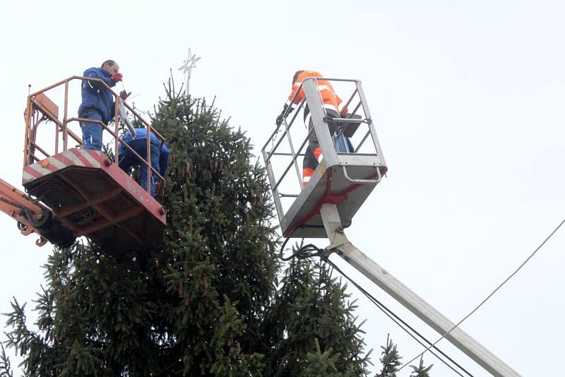 Ačkoliv oficiální rozsvícení vánočního stromu se uskuteční až nadcházející neděli, už nyní dostal první slavnostní výzdobu.