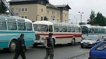 Naleštění "krasavci" se předvedly i na autobusovém nádraží v Nymburce
