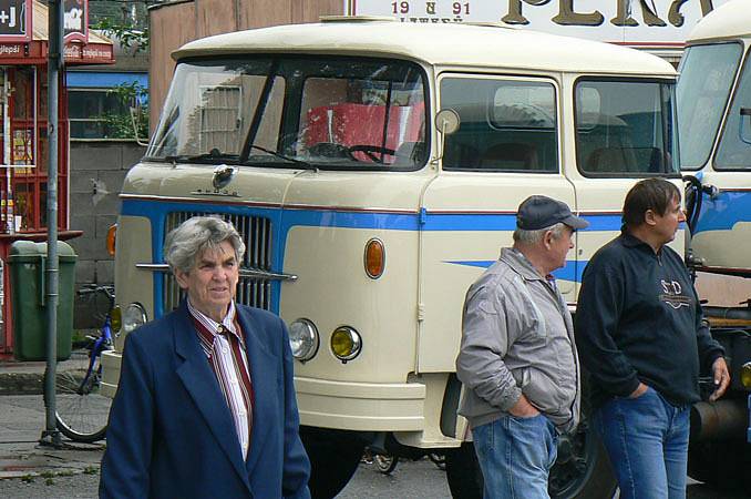 Naleštění "krasavci" se předvedly i na autobusovém nádraží v Nymburce