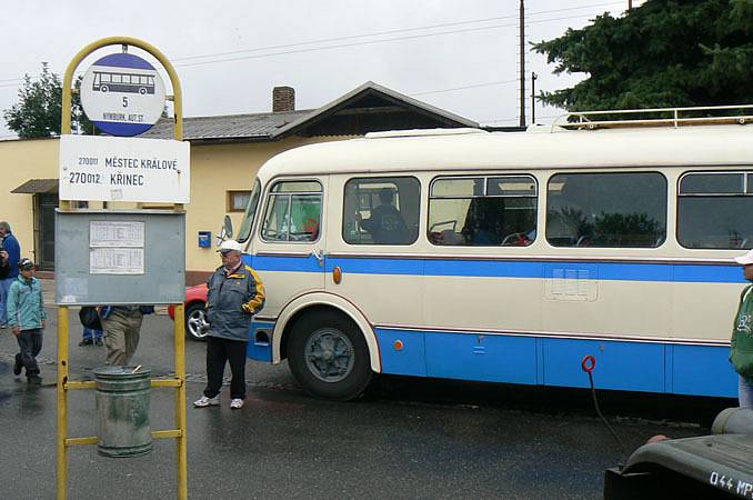 Naleštění "krasavci" se předvedly i na autobusovém nádraží v Nymburce