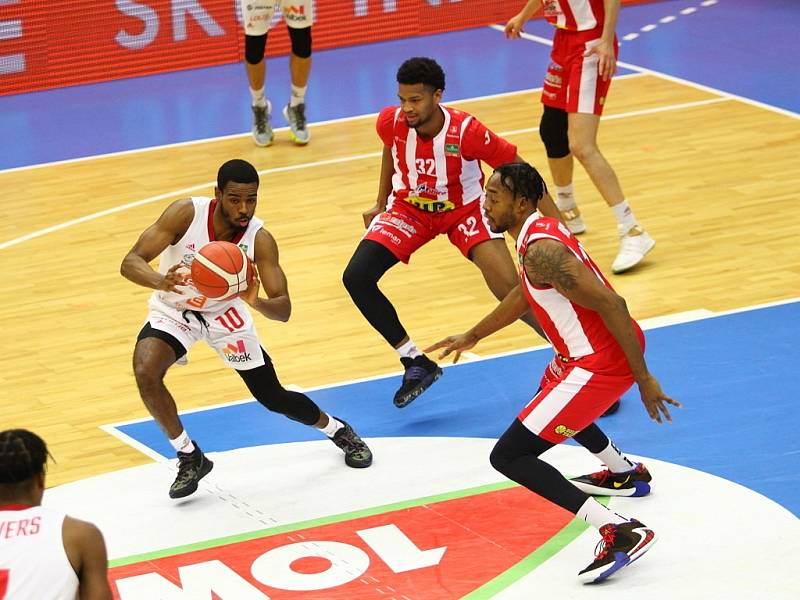 Z basketbalového utkání Kooperativa NBL Nymburk - Pardubice (99:78)