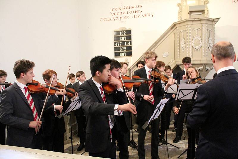 Koncert anglických hudebníků ledoval zaplněný evangelický kostel.