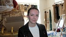 Anna ve skladu v Pátku u Poděbrad, který je základem pro dodání zboží z jejího eshopu.