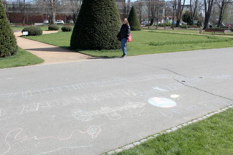 Lázeňský park na jaře. Brzy už po něm budou kroužit robotické sekačky.