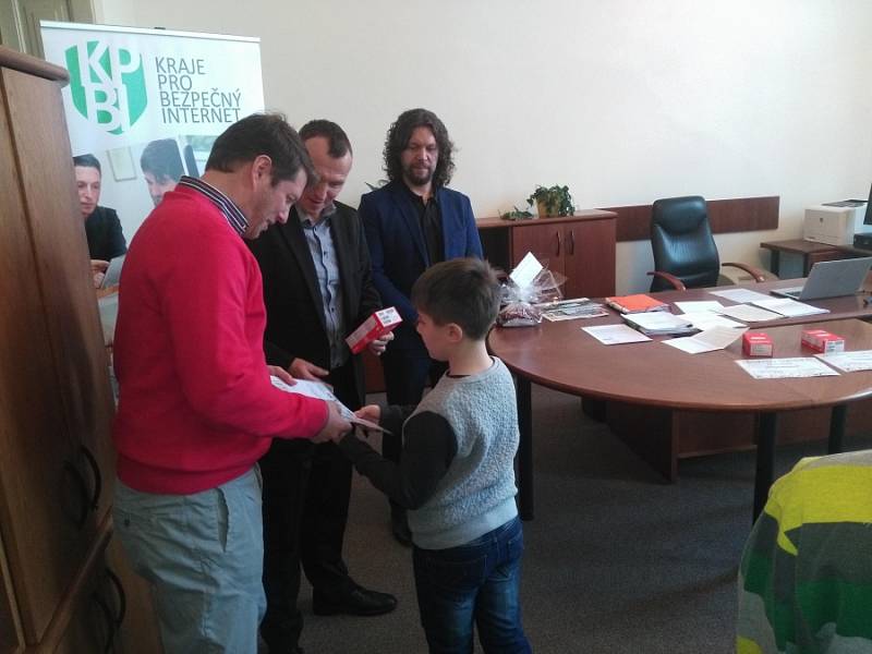 Mobilní telefon z rukou Jindřicha Schenka převzal Jakub Herzog ze ZŚ Komárov.	