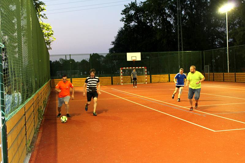 Po slavnostním rozsvícení si na hřišti zahráli fotbal zástupci radnice i sportovců.