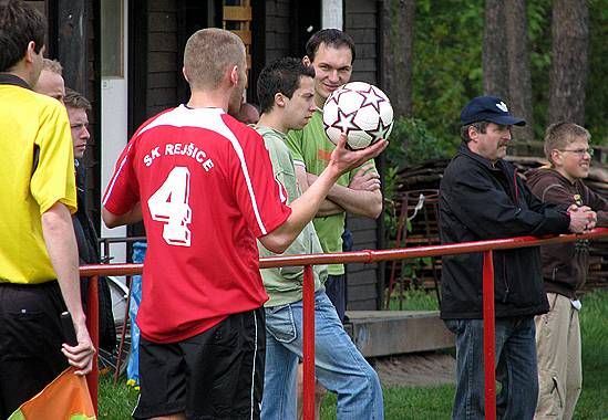 Ze zápasu I.B třídy Loučeň - Rejšice (1:1).