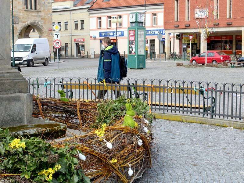 Velikonočně vyzdobené náměstí Přemyslovců v Nymburce.