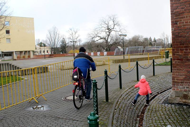 Žluté kovové hrazení ze všech stran znemožňuje od úterý přístup na terasu u Elišky v centru Nymburka. Místo, kterým denně procházely stovky lidí, je nutné obcházet.