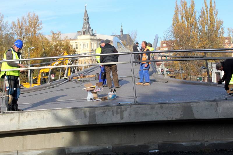 Zakončení lávky na zálabské straně je v obou směrech bezbariérové.