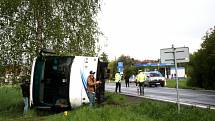 Autobus skončil vedle silnice na pravém boku opřený o břízu.