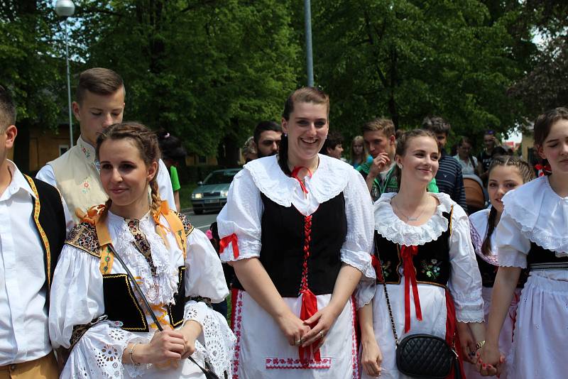 Čí jsou máje? Naše! jaký je král? Májový! Jaká je královna? Májová! Těmito pokřiky zahájili mladí z Kostomlat nad Labem další ročník tradiční akce Staročeské máje.